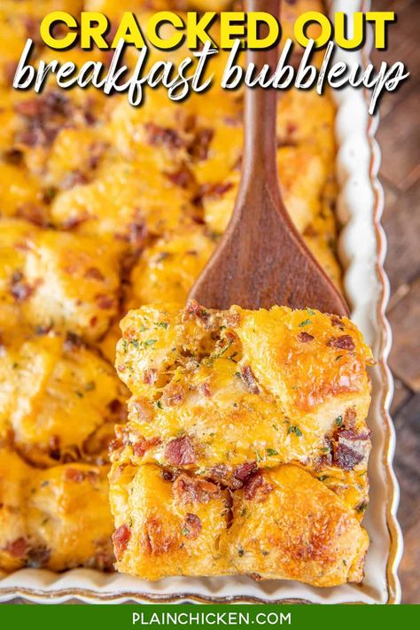 Cracked Out Breakfast Bubble Up - I am obsessed with this casserole! Only 6 ingredients: bacon, cheddar cheese, ranch dressing mix, eggs, milk, and refrigerated biscuits. SO good! Great for breakfast, lunch, dinner, baby showers, overnight guests, and holiday mornings. This only takes a minute to make and is ready to eat in about 35 minutes. We LOVE this quick and easy casserole! Breakfast Ideas With Bacon, Cracked Out, Breakfast Casserole With Biscuits, Morning Recipes Breakfast, Hashbrown Breakfast Casserole, Fruit Salad Easy, Canned Biscuits, Vacation Meals, Plain Chicken