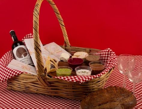 Ya sea en la azotea de tu casa o en alguno de los pulmones de la CDMX, un picnic siempre será una opción romántica para celebrar el 14 de febrero The post Canastas de picnic para celebrar San Valentín appeared first on Gourmet de México: Vive el placer de la gastronomía.. Chocolate San Valentin, Picnic Basket, Lorraine, Interior Styling