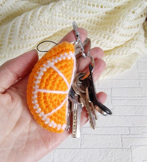 Food Keychain, Crochet Ornament Patterns, Orange Slice, Crochet Keychain Pattern, Crochet Ornaments, Crochet Food, Ornament Tutorial, How To Make Rings, Crochet Keychain