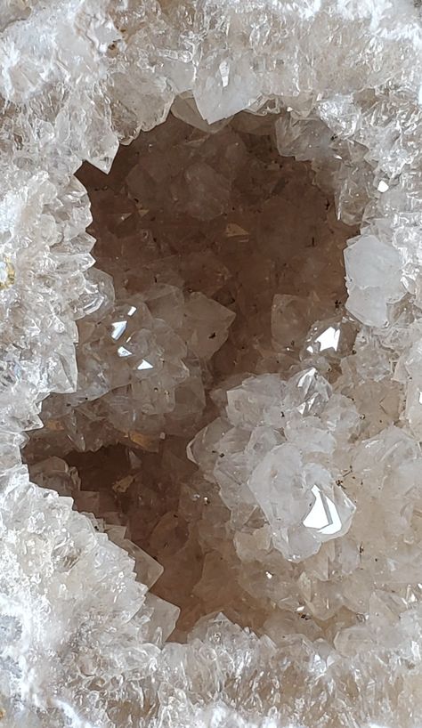 Ivory Color Aesthetic, Crystal Phone Background, White Crystal Aesthetic, Crystal Wallpaper Iphone, Nature Details, Clear Quartz Aesthetic, White Crystals Aesthetic, Crystals Photography, Crystals Aesthetic Wallpaper