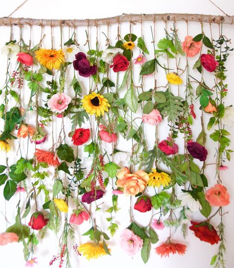 Make your own fresh flower hanging backdrop for your wedding or party Floral Wall Art Diy, Diy Floral Wall, Flower Wall Decor Diy, Kitchen Accent Wall, Diy Flower Wall, Floral Wall Hanging, Wall Decor Diy, Flower Curtain, Hanging Flower Wall