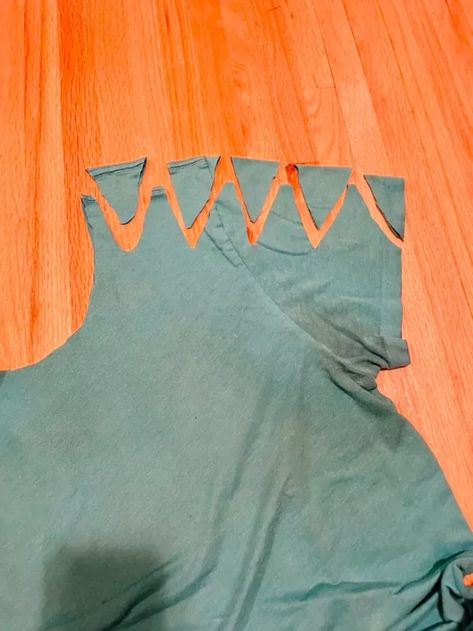 Cut Sleeves Off Tshirt, Shirt Upcycle Diy, T Shirt Redesign, No Sew Refashion, T Shirt Remake, Cut Up T Shirt, Fashion Workshop, Cut Shirt Designs, Work Out Clothes