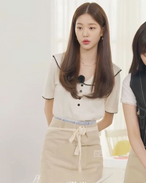 Kpop Idol Layered Hair, Wonyoung Layered Hair, Rebond Hairstyle, Wonyoung Haircut, Wonyoung Hairstyle, Wonyoung Hair, Hair Color Underneath, Y2k Hairstyles, Hair Style Korea