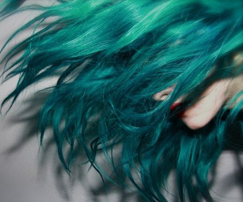 Teal Hair Color, Blue Green Hair, Purple Ombre Hair, Teal Hair, Turquoise Hair, Hair Color Crazy, Hair Aesthetic, Styling Iron, Heart Hair