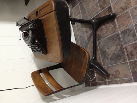 I have an obsession for old school desks and chapel chairs x School Desk Decor, School Desk Redo, Typewriter Display, Refinished Desk, 1950s School, Old School Desk, Antique School Desk, Desk Decor Ideas, Desk Redo