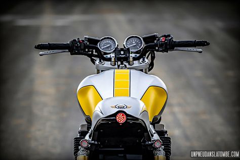 Yamaha XJR 1300 cafe-racer : un gros roadster sorti de chez Badmotos ! Yamaha Xjr 1300, Xjr 1300, Ktm 250, Cafe Racer, Darth Vader, Fictional Characters