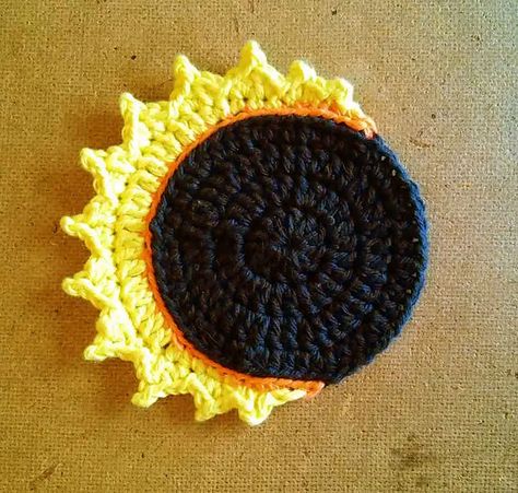 [Free Pattern] Celebrate The Eclipse With This Gorgeous Solar Eclipse Coaster - Knit And Crochet Daily Crochet Coasters Free Pattern, Crochet Coaster Pattern, Crochet Kitchen, Crochet Items, Crochet Applique, Yarn Projects, Crochet Coasters, Free Crochet Patterns, Crochet Home