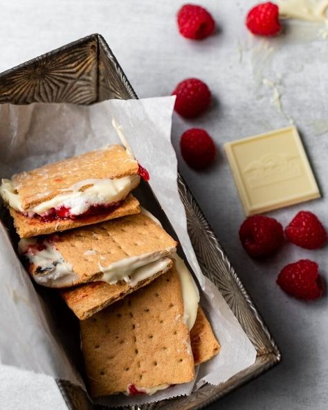 Ditch the campfire and make these decadent s’mores with white chocolate and raspberry jam at home in the oven!So, like most people, s’mores are one of my top 5 desert island foods. Rice Krispies Treat, Strawberry Cheesecake Ice Cream, Frosted Lemonade, No Bake Cookie Dough, Chocolate And Raspberry, Easy Peanut Butter Cookies, Cheesecake Ice Cream, How To Cook Mushrooms, Island Food