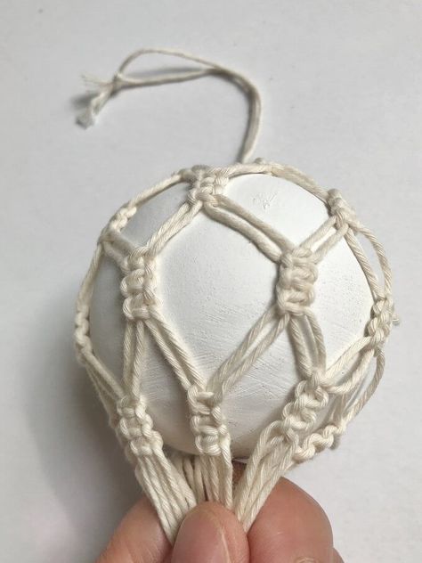 The right way to Make Macrame Baubles | Hobbycraft UK- #Baubles #Hobbycraft #Macrame Check more at https://howcandothis.com/diyideas/the-right-way-to-make-macrame-baubles-hobbycraft-uk/ Bathroom Mermaid, Diy Christmas Ball, Macrame Knots Tutorial, Macrame Knots Pattern, Macrame Wall Hanging Diy, Knots Tutorial, Macrame Wall Hanging Patterns, Diy Plant Hanger, Rope Crafts Diy