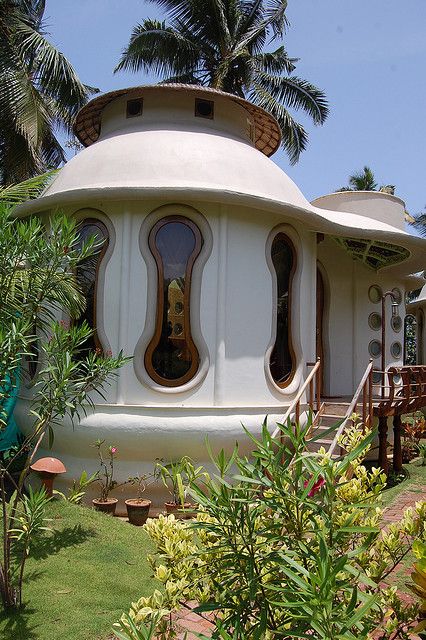 podhouses | eden garden futuristic pod houses | Flickr - Photo Sharing! Earth Pod House, Adobe Building, Unusual Houses, Eden Garden, Crazy Houses, Pod House, Earthship Home, Natural Homes, Unusual Buildings