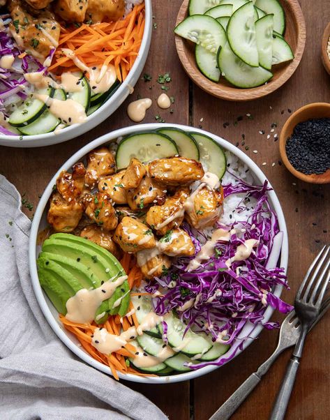 Chicken Glow Bowl, Kristin Cavallari Bang Bang Chicken, Cold Chicken Bowls, Veggie Chicken Bowl, Chicken Bahn Mi Bowl, Poke Bowl Chicken, Clean Eating Bowls, Dinner Bowl Recipes, Rice Bowl Ideas