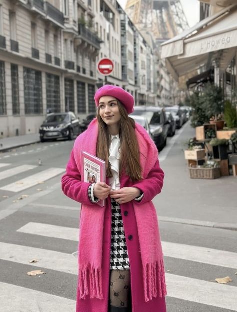 Hot Pink Winter Coat, Bright Pink Outfit Aesthetic, Pink And Red Winter Outfit, Hot Pink Winter Outfit, Pink Autumn Outfit, Winter Aesthetic Fashion, Navidad Outfit, Outfit Navidad, Classy Ootd