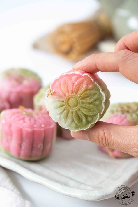 Matcha strawberry snowskin mooncakes - Ultimate Omnoms Snowskin Mooncake Recipe, Snowskin Mooncake, Matcha Baking, Matcha Strawberry, Mooncake Recipe, Matcha Cafe, Mooncake Festival, Matcha Dessert, Moon Cakes