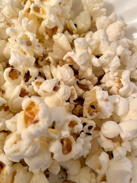 Popcorn Aesthetic, Popcorn Toppings, Nutella Go, Theater Popcorn, Popcorn Salt, White Cheddar Popcorn, Buttered Popcorn, Movie Theater Popcorn, Cheddar Popcorn