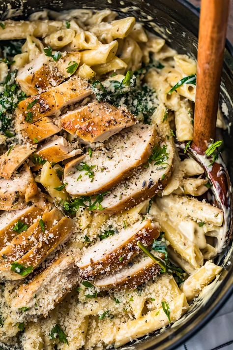 This creamy chicken florentine pasta recipe Florentine Pasta, Pasta Recipe Easy, Chicken Florentine Pasta, Creamy Chicken Pasta Recipes, Baked Spaghetti Recipe, Chicken And Pasta, Pasta Penne, Chicken Florentine, Creamy Pasta Recipes