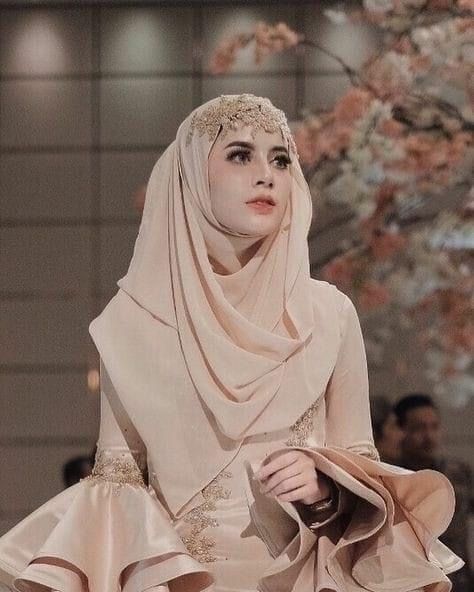 Muslimah Wedding Dress Syar'i, Wedding Dress Tight, Muslim Wedding Hijab, Wedding Hijab Styles, Hijab Gown, Bridal Hijab Styles, Baju Kahwin, Hijabi Brides, Wedding Hijab Style