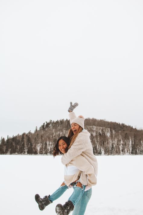 Best Friends Winter Photoshoot, Photoshoot In Snow Winter Photography, Winter Bestie Photoshoot, Fun Winter Photoshoot Ideas, Snow Pictures Instagram Friends, Snow Friends Pictures, Friend Snow Pictures, Aesthetic Snow Pictures With Friends, Friends Winter Photoshoot