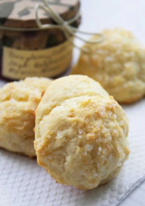 Sweet Scones Worthy of a Downton Abbey Afternoon Tea ... Sweet Scones Recipe, Afternoon Tea Scones, Cinnamon Chip Scones, Sunday Tea, Cheese Scone Recipes, Vanilla Bean Scones, Coffee Birthday, Blueberry Scones Recipe, Vegan Breads