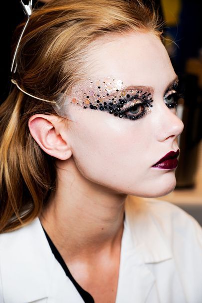 Pat McGrath Best Catwalk Make-Up Photos at Fashion Week | British Vogue Gala Makeup, Masquerade Makeup, Catwalk Makeup, 50s Makeup, Fashion Show Makeup, Pat Mcgrath Makeup, Billy B, Frida Gustavsson, Silver Makeup