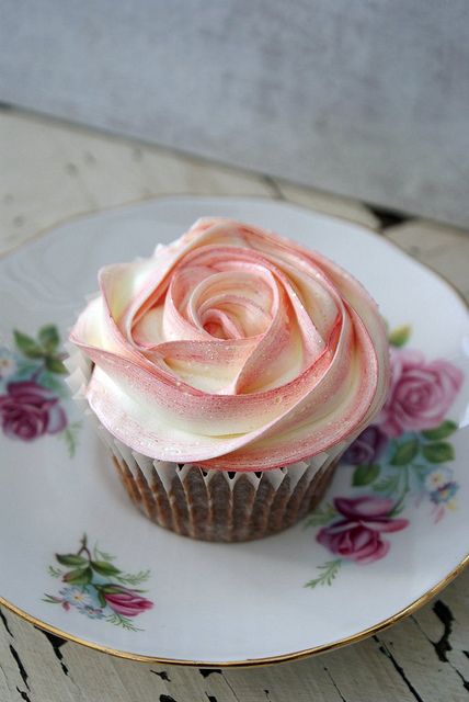 Simple rose cupcake - lovely little treat for afternoon tea.  www.icingbliss.co.uk www.icingbliss.blogspot.com Deco Cupcake, Cupcake Shop, Cupcakes Decorados, Rose Cupcakes, Fairy Cakes, Beautiful Cupcakes, Simple Birthday, Easy Cupcakes, Cupcake Decorating