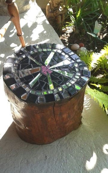 Tree Log Ideas, Funky Seating, Tree Stumps Diy, Stump Decor, Tree Stump Decor, Park Sculpture, Mosaic Tree, Diy Chalkboard Sign, Mosaic Floors