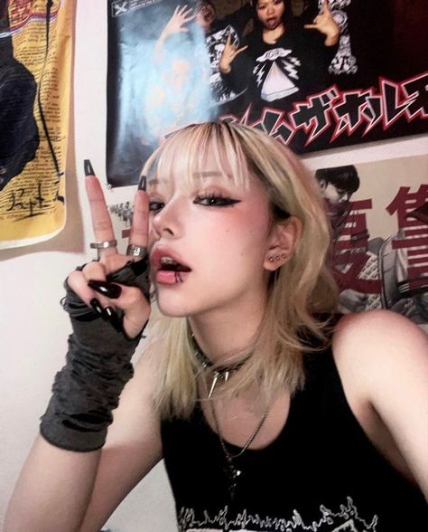 Rock Girl, Grunge Girl, Estilo Punk, Hair Inspo Color, Girl Icons, Ulzzang Girl, Look Cool, Aesthetic Girl, Maquillaje De Ojos