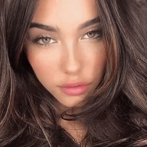 Madison Beer Stare GIF - MadisonBeer Stare Smile - Discover & Share GIFs Madison Beer Makeup, Beer For Hair, Feline Beauty, Madison Beer Style, Madison Beer Outfits, Hair Gloss, Ideal Face, Female Faceclaims, Nose Job