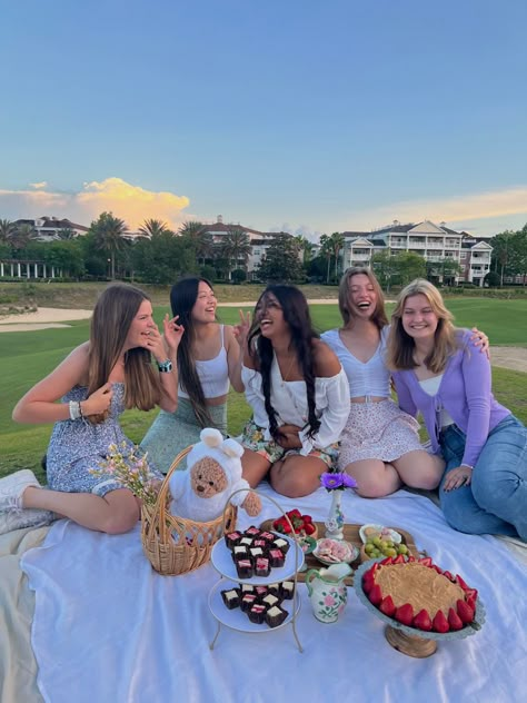 Picnic Birthday Outfit Women, Picnic Garden Ideas, Picnic Outfit Birthday, Cute Girls Picnic Ideas, Picnic Birthday Outfit Ideas, Birthday Picnic Outfit Ideas, Cute Picnic Photos, Picnic Girls Party, Picnic Birthday Party Aesthetic Outfit