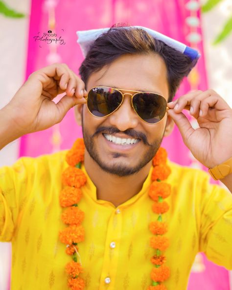 https://instagram.com/shoaibphotography_?igshid=YmMyMTA2M2Y= Haldi Ceremony Boys Stills, Boy Haldi Photography, Boys Haldi Ceremony, Haldi Poses For Groom, Haldi Boy, Haldi Ceremony Outfit For Men, Haldi Groom, Haldi Pose, Groom Haldi