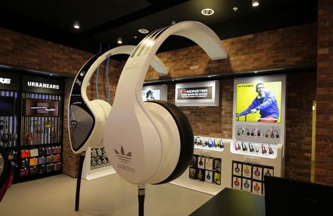 great Headphone display in Selfridges Stores #retaildesign #GreatPOS Fan Display Showroom, Headphone Display, Electronics Store Design, Display Shelf Design, Industrial Design Headphones, Mobile Shop Design, Shelf Talkers, Headset Stand, Phone Shop