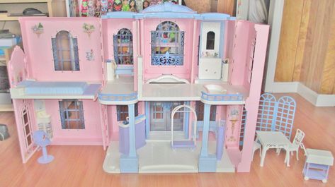 https://flic.kr/p/rw5bH3 | 2001 Barbie Grand Hotel Interior | Box Date: 2001 Condition Purchased: new Barbie Hotel, Fold Down Bed, Barbie Reference, 2001 Barbie, Old Barbie Dolls, Barbie Houses, Barbie House Furniture, Barbie Playsets, Barbie Room