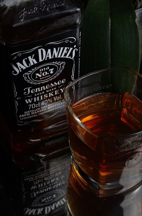 Jack Daniels Aesthetic, Jack Daniel Aesthetic, Neat Whiskey, Whiskey Aesthetic, Whiskey On Ice, Jack Daniels Drinks, Haymitch Abernathy, Beer Aesthetic, Jayy Von