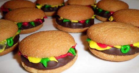 Maybe you've seen hamburger cookies around??? I've seen them around so many places that I don't even remember where I first saw them. The f... Grasshopper Fudge, Hamburger Cookies, Burger Cookies, Grasshopper Cookies, Crabby Patties, The Girl Who Ate Everything, Vanilla Wafer, Mini Hamburgers, Mini Burger