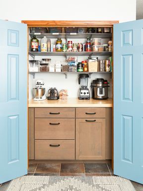 Snack Closet, Pantry Closet Organization, Home Organization Tips, Closet Clutter, Organized Pantry, Clever Organizer, Pantry Wall, Pantry Makeover, Pantry Closet