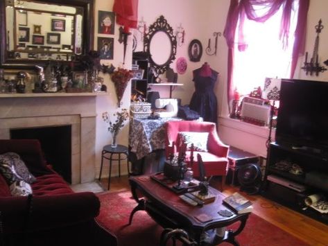 Half Goth Half Pastel Room, Victorian Apartment Decor, Goth Living Room, Goth Room, Victorian Apartment, Gothic Decor Bedroom, Dark Victorian, Nice Rooms, Gothic Room