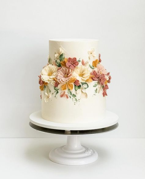 All White Floral Wedding Cake, Lila Cake Shop, Lauren Kyle, Engagement Cake Ideas, Floral Cake Design, Reception Cake, Wedding Cake Design, Floral Wedding Cake, Floral Wedding Cakes