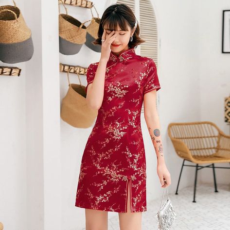 Chinese New Year Outfit, Chinese Bride, Traditional Chinese Dress, New Years Outfit, Warm Dresses, Cheongsam Dress, Chinese Traditional, Chinese Dress, Cheongsam