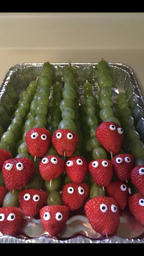 Baby Boy Shower Food, Shower Snacks, Boy Baby Shower Food, Safari Birthday Party Decorations, Snake Birthday, Zoo Birthday Party, Boys Food, Snacks Fruit, Fruit Ideas