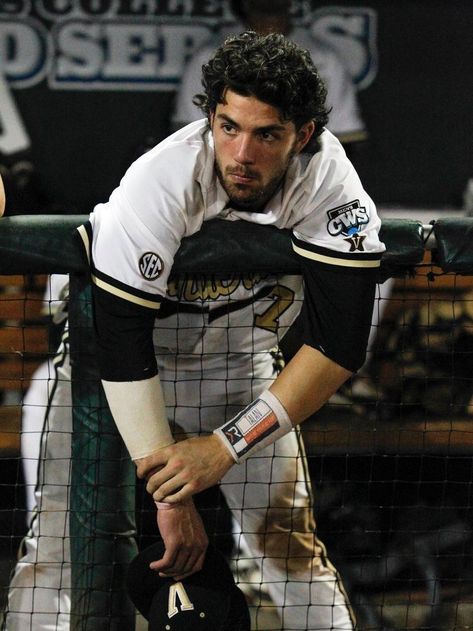 Fine Mlb Players, Dansby Swanson Aesthetic, Fine Baseball Players, Dansby Swanson Hair, Baseball Players Hottest, Baseball Aesthetic Boy, Baseball Boy Aesthetic, Dansby Swanson Wallpaper, Baseball Boys Aesthetic