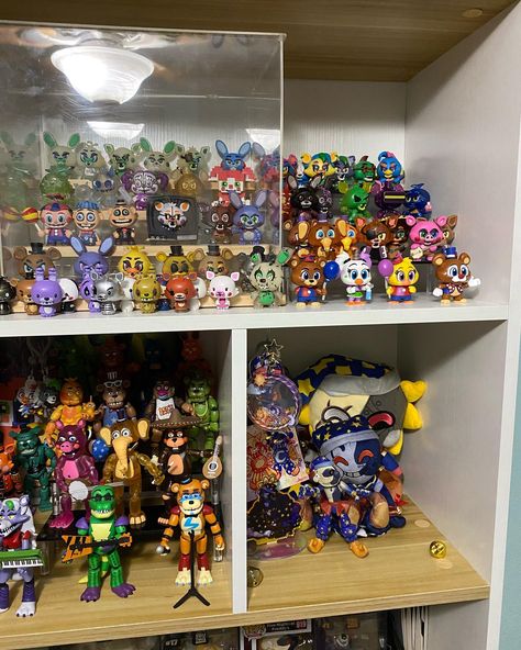 Live laugh Fnaf Shelf. This is what brings me joy. - #fnaf #fnafcollection #fnafsecuritybreach #fivenightsatfreddys #collection #collectible #collector #sunandmoon #fnafsun #fnafmoon #fnafsl Fnaf Inspired Room, Fnaf Bedroom Ideas, Fnaf Bedroom, Fnaf Collection, Exotic Butters, Kitty Crafts, Fnaf Crafts, Moon Drop, Fnaf Sl