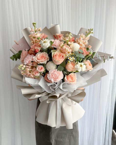 Romantic Flowers For Her, Korean Flower Shop, Green And Pink Bouquet, Unique Bouquet Ideas, Mothers Day Flower Arrangements, Ramos Aesthetic, Elegant Flower Bouquet, Flower Bouquet Ideas, Bouquet Business