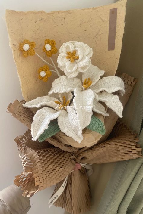 white lily for mom and grandmom Crochet Gift For Mom, Crochet White Bouquet, Crochet Lily Bouquet, Crochet Flowers In A Vase, Crochet Lilies, White Flower Crochet, Crochet Lily Flower, White Crochet Flowers, Crochet Lily Flower Bouquet