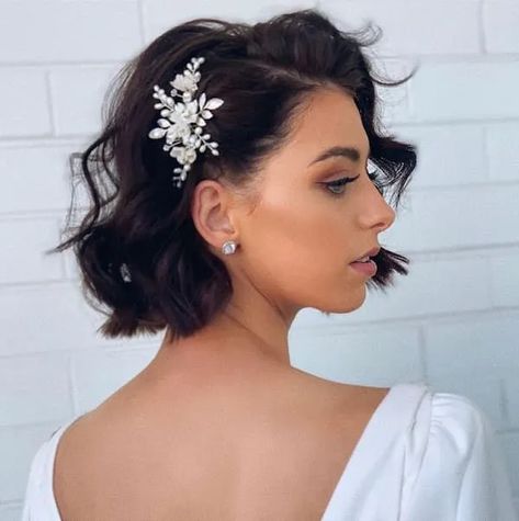 21 Pretty Wedding Hairstyles for Short Hair You'll Love Short Bridal Hair, Sparkly Hair Accessories, Short Hair Bride, Curly Wedding Hair, Hairdo Wedding, Best Wedding Hairstyles, Trendy Wedding Hairstyles, Short Wedding Hair, Penteado Cabelo Curto