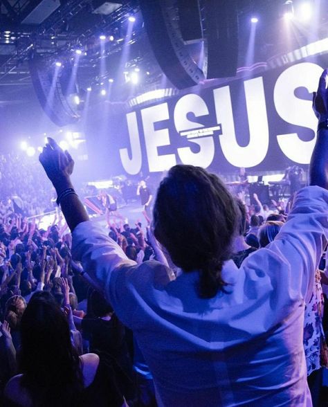 Hillsong Church, Worship Night, Worship Backgrounds, Jesus Videos, Youth Conference, Bible Quiz, Worship Jesus, Bible Verse Pictures, Because He Lives