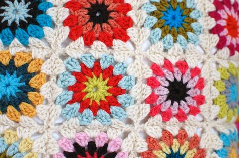 Motifs Granny Square, Sunburst Granny Square, Granny Square Tutorial, Finger Crochet, Confection Au Crochet, Crocheted Blanket, Crochet Pillows, Crochet Circles, Yarn Thread