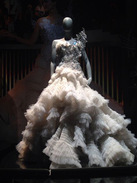 The Hunger Games Exhibition:  Katniss's Wedding Dress Hunger Games Katniss Dress, Hunger Games Exhibition, Hunger Games Outfits, Hunger Games Fashion, Hunger Games Katniss, Hunter Games, Museum Fashion, Elegant Attire, Katniss Everdeen