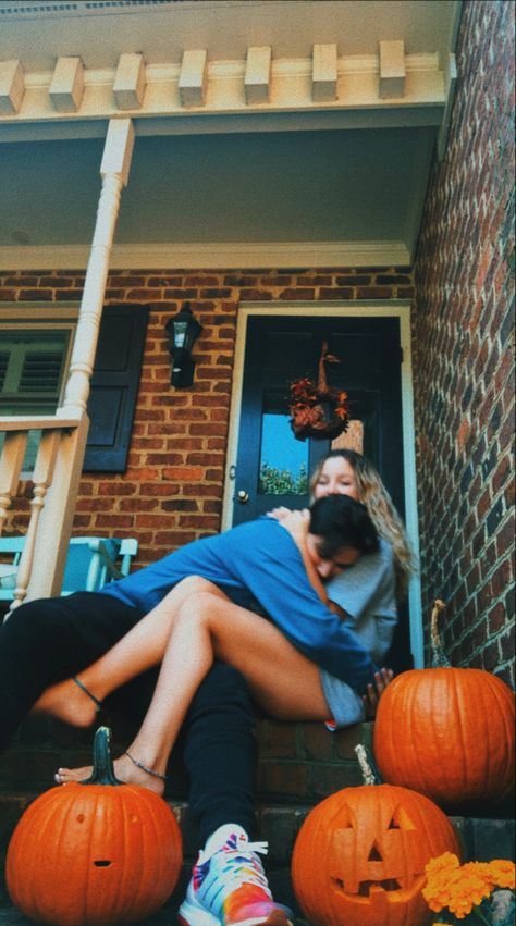 October Relationship Aesthetic, Cute Fall Relationship Goals, Pumpkin Patch Couple Aesthetic, Cute Halloween Couple Pictures, Halloween Pictures With Boyfriend, Fall Ideas For Couples, Couple Halloween Date Ideas, Cute Couple Halloween Pictures, October Couple Aesthetic