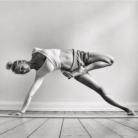 Hope you’re all having a great start into the weekend!! Wearing @aloyoga #aloyoga #beagoddess #yoga #yogagirl #blackandwhite