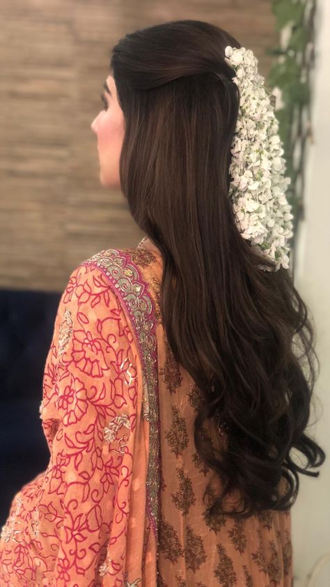 Saree With Flower In Hair, Long Hair With Gajra, Half Up Half Down Hair With Gajra, Traditional Hairstyle With Jasmine Flower, Flowers In Open Hair, Saree Hairstyles With Flowers, Mogra Hair Styles, Mullapoo Hairstyles Kerala Wedding, Indian Hair Ornaments