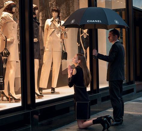 Pray to Chanel Chanel Aesthetic, Photo Polaroid, Rome Antique, Mode Chanel, Paris Vintage, Store Window, Model Aesthetic, Easy Style, Chanel Fashion